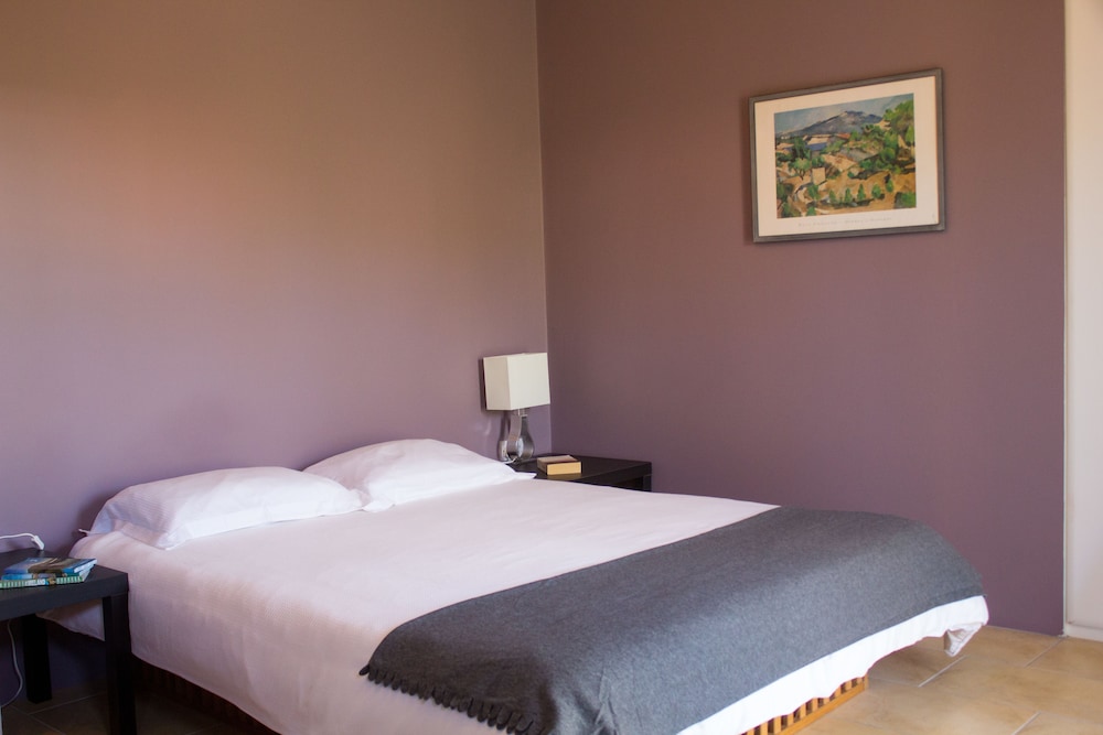 Classic Room, 1 Queen Bed, Shared Bathroom, Garden Area photo 1