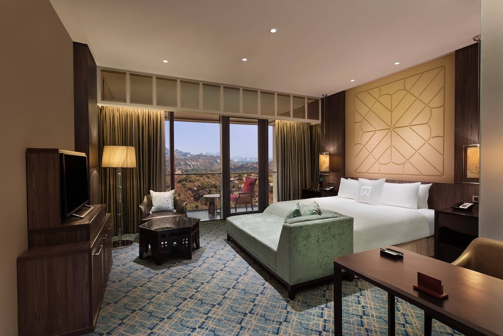 Executive Club Exclusive, 1 Queen Bed or 2 Twins, City view, Balcony photo 2