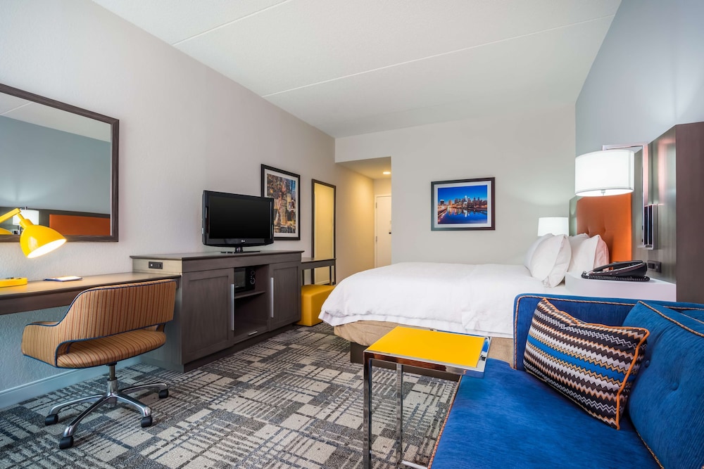 Room, 1 King Bed, Non Smoking, Refrigerator & Microwave - Photo 1