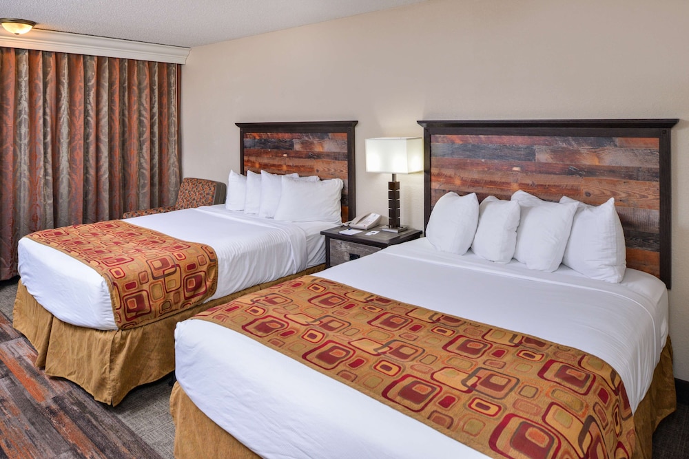 Standard Room, 2 Queen Beds, Balcony, Poolside - Photo 4