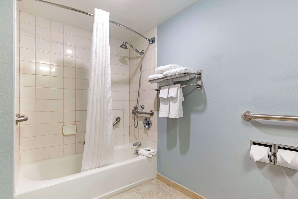 Standard Room, 1 Queen Bed, Accessible, Bathtub - Photo 4