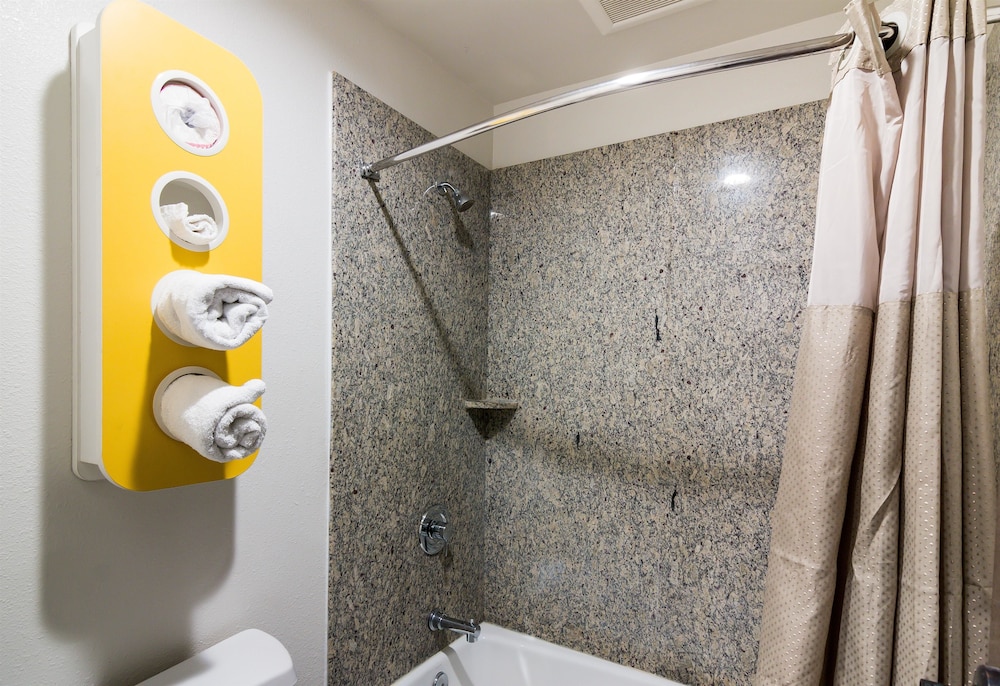 Deluxe Suite, 1 King Bed, Non Smoking, Refrigerator & Microwave - Photo 11