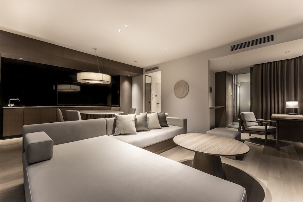 ICONIC Suite, Non smoking (with Lounge Access) photo 3