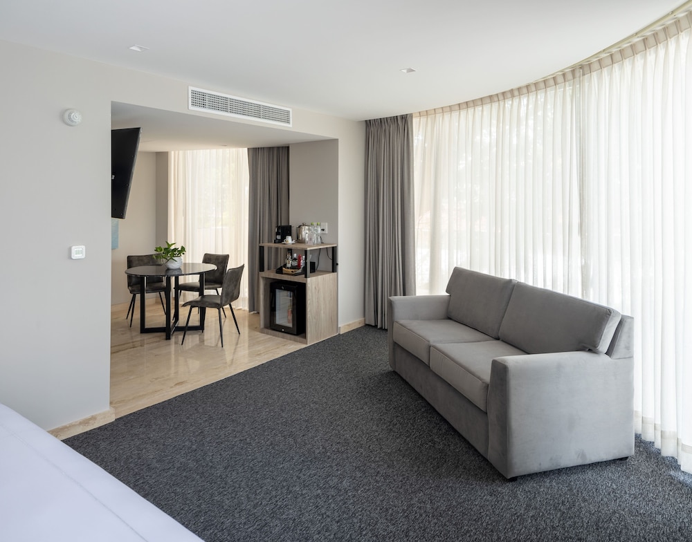 Elements Suite Terrace - Photo 5