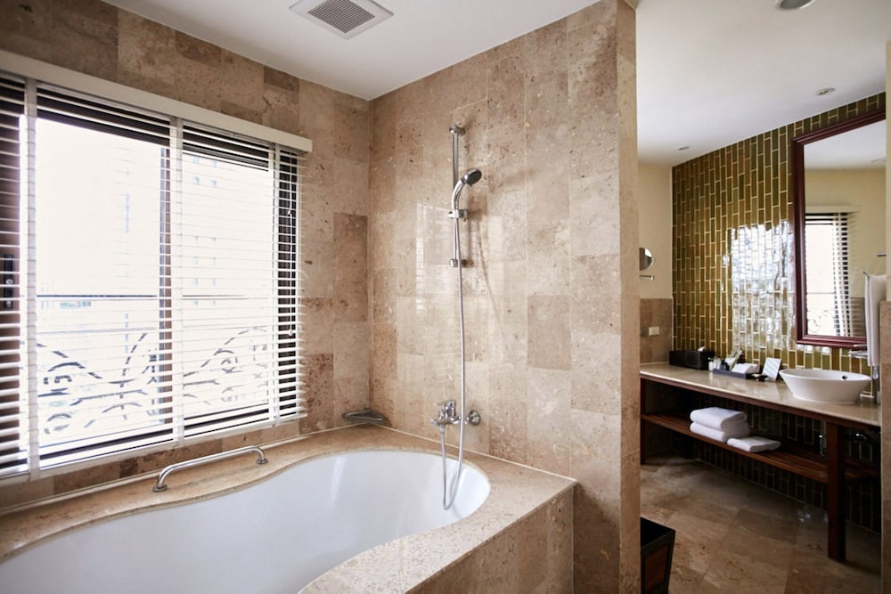 Ambassador Suite (2 Bedrooms With Jacuzzi) (Corner Wing), photo 6