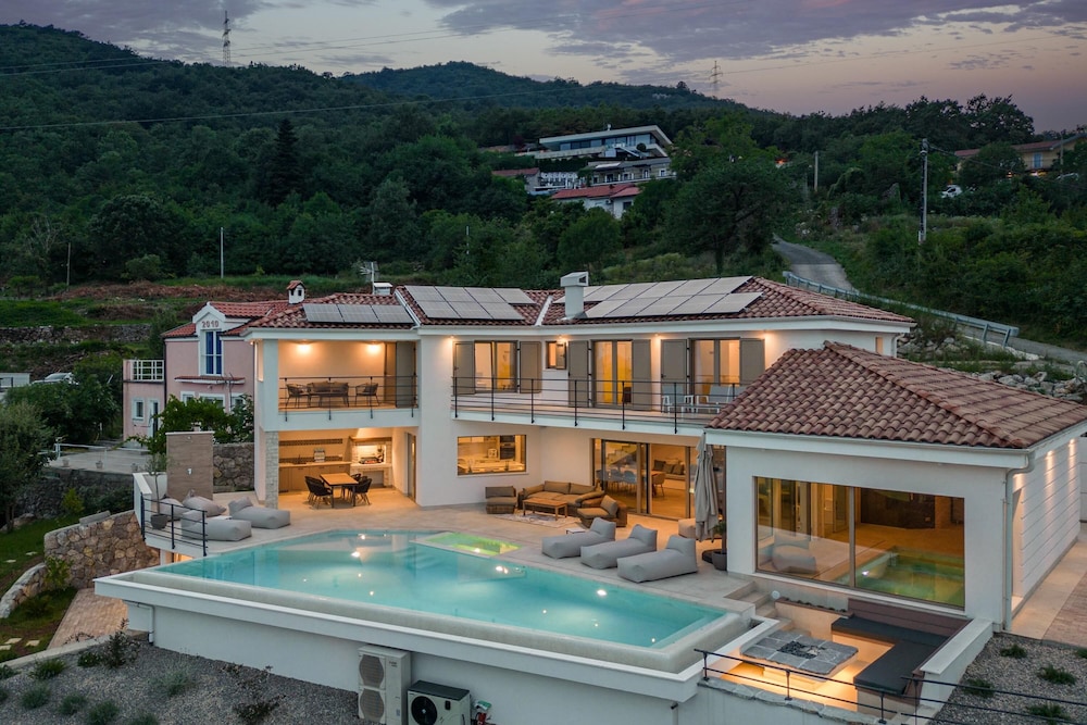 Villa photo 2