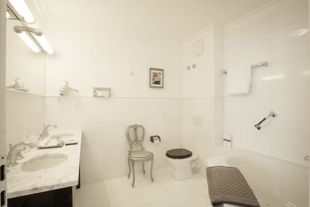 Deluxe Double Room - Photo 23