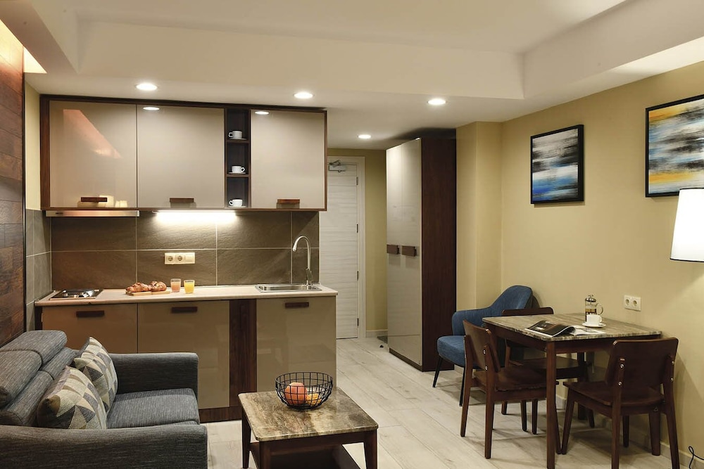 Superior Suite - Photo 5