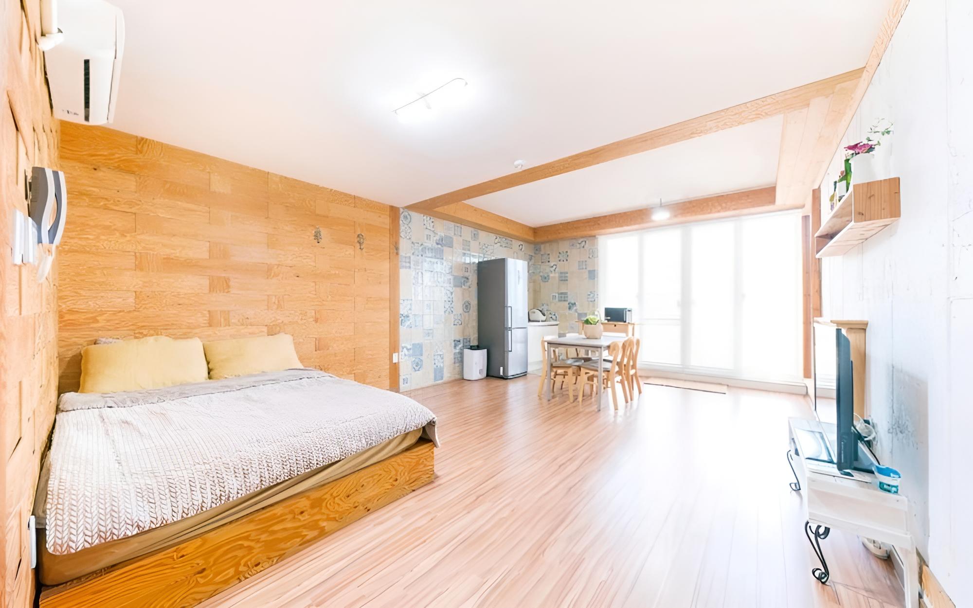 Room (Dining Room 101) - Photo 1