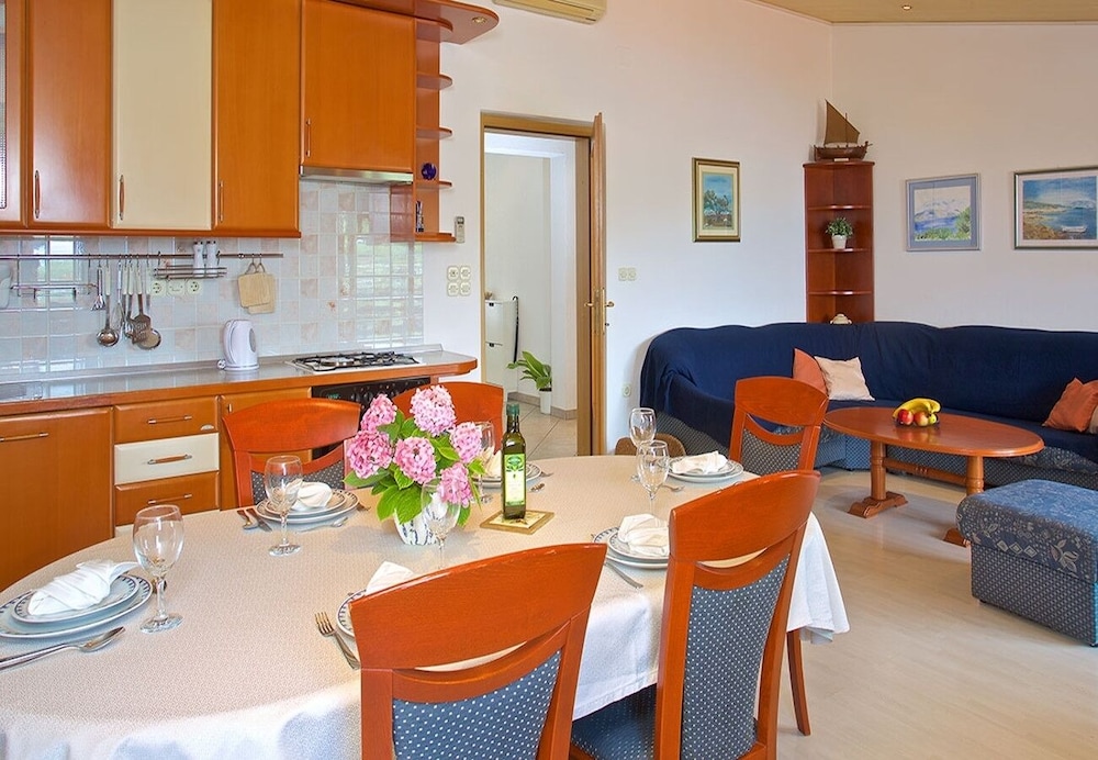Apartment (Vibo - parking and barbecue - A1 Vink) photo 2