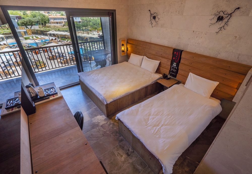 Deluxe Triple Room, Courtyard View photo 1
