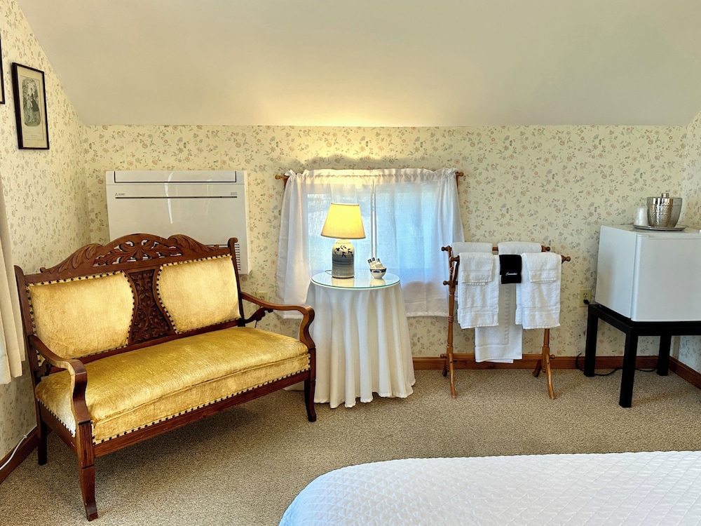 Room, 1 Queen Bed, Partial Ocean View (Shared Bathroom) photo 2
