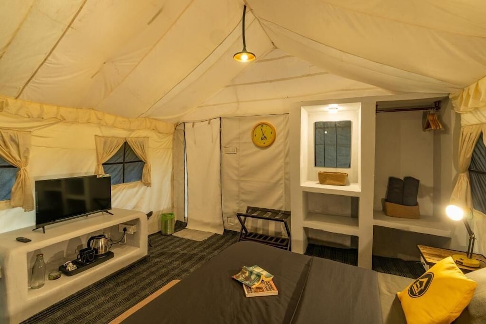 Deluxe Swiss Tent photo 3