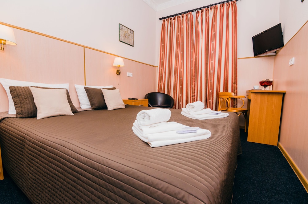 Economy Double or Twin Room, Shared Bathroom photo 1