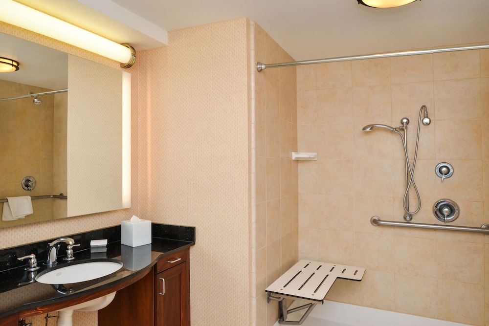Suite, 2 Queen Beds, Accessible (Mobility & Hearing, Roll-in Shower) - Photo 8