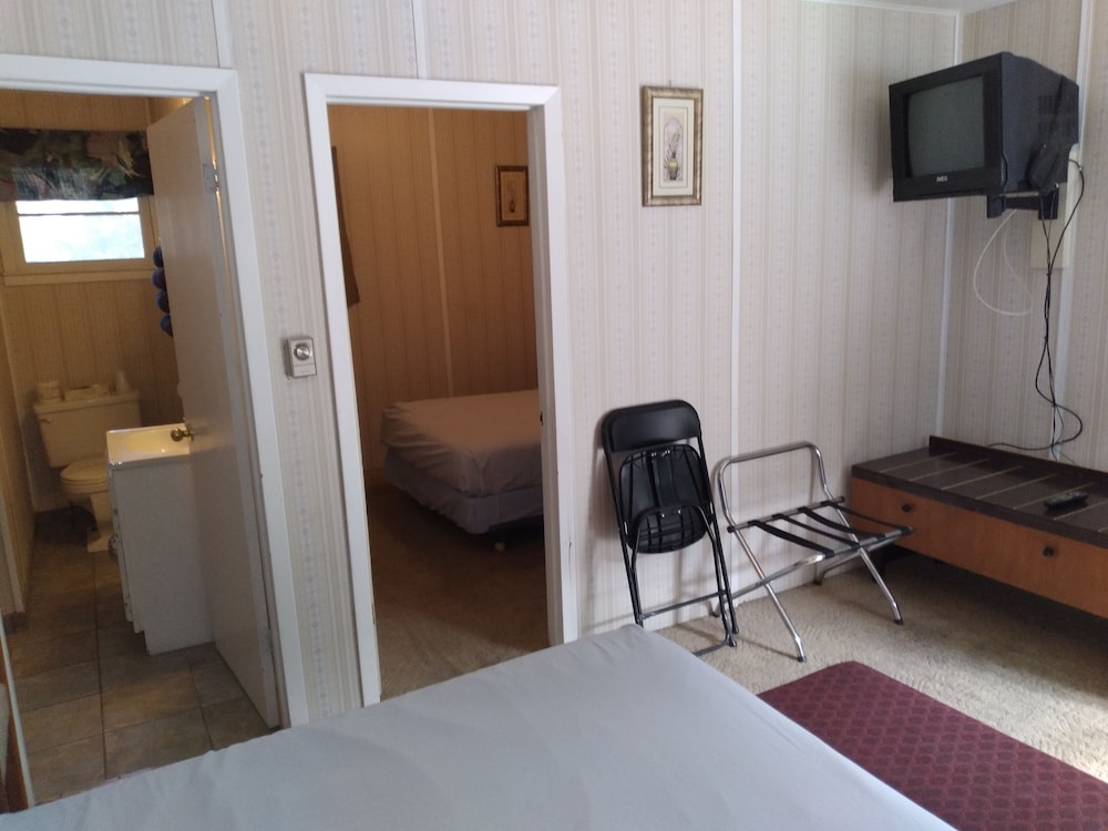 Deluxe Family Suite, 2 Rooms 2 Queen Beds w/kitchenette (Pet Friendly)