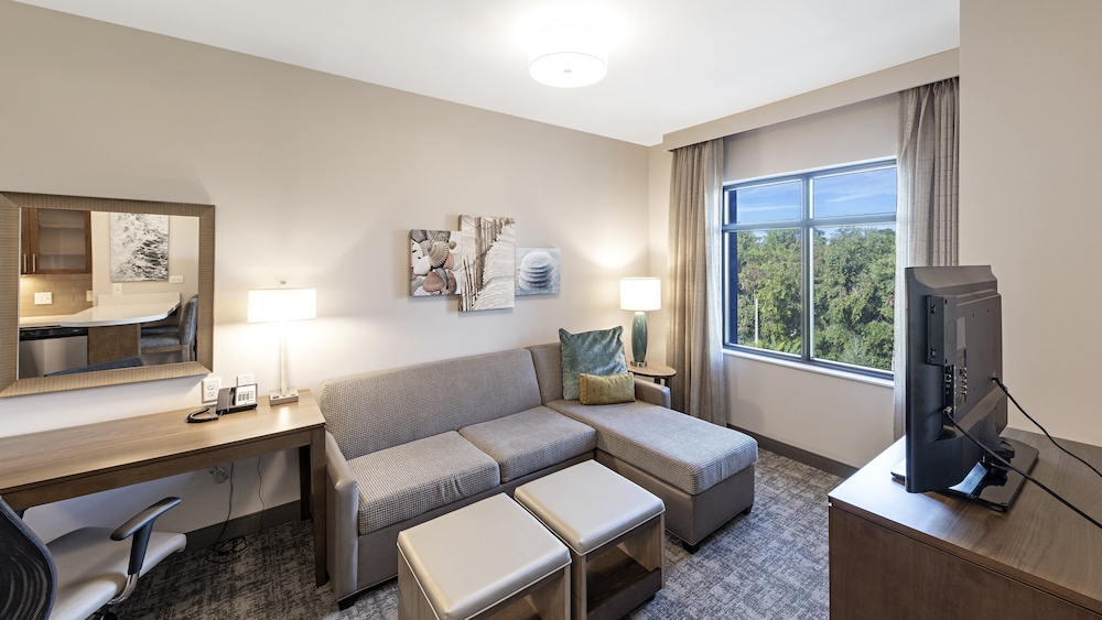 Studio Suite, 1 Queen Bed with Sofa bed, Kitchen, Pool View - Photo 1