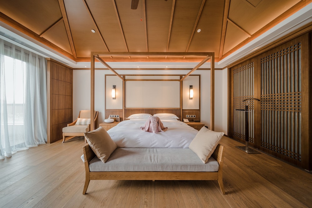 Deluxe Suite, 1 King Bed, Terrace, Mountainside