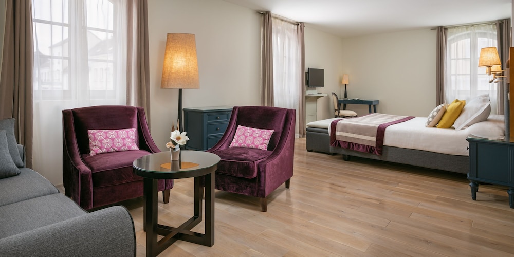 Room, 1 Queen Bed with Sofa bed (Privilege) photo 2