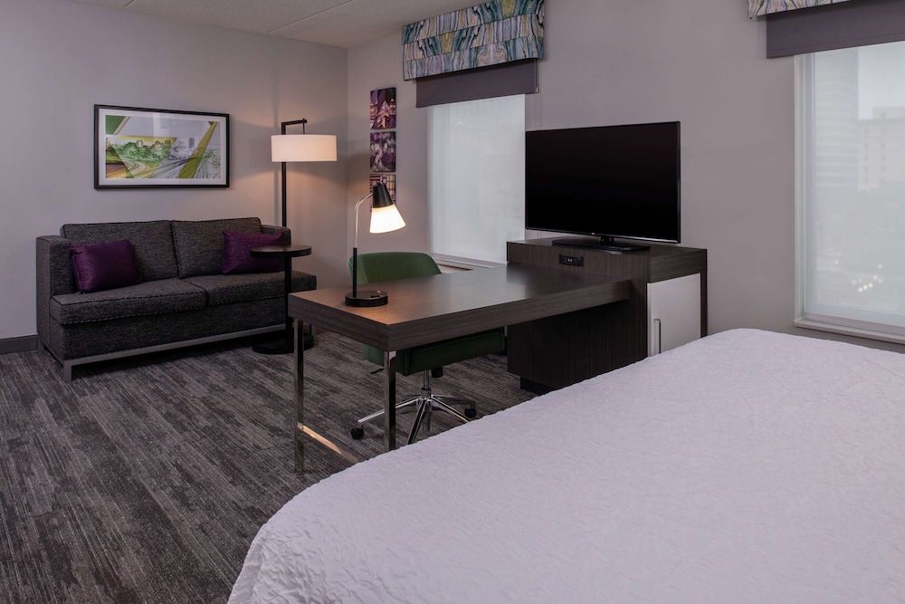 Studio, 1 King Bed, Refrigerator & Microwave (Wet bar) photo 2