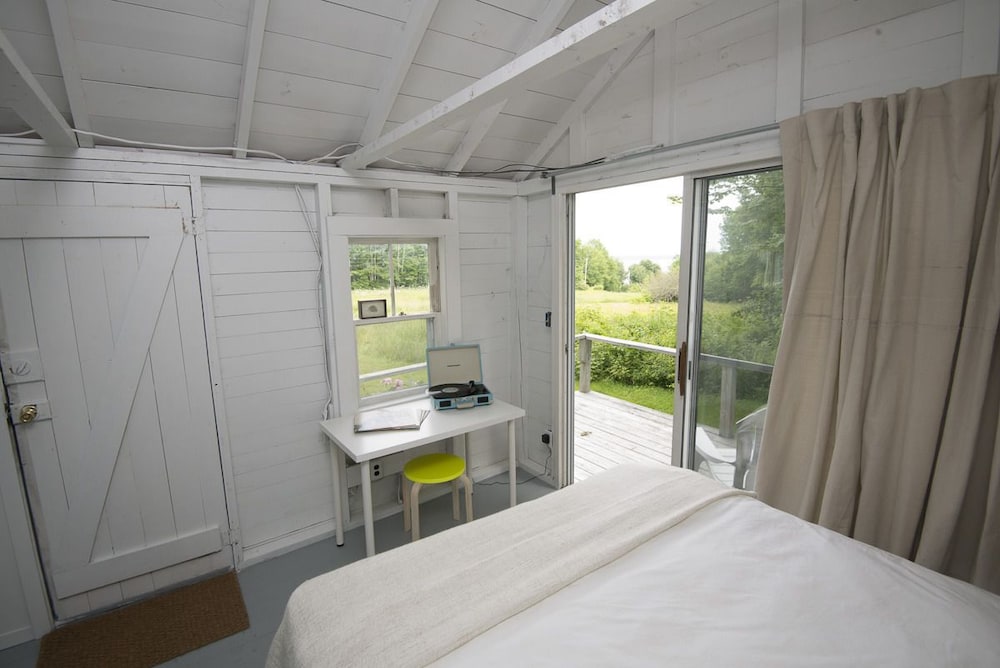 Standard Cabin, 1 Queen Bed, Non Smoking (The Honeymoon Cabin) photo 2