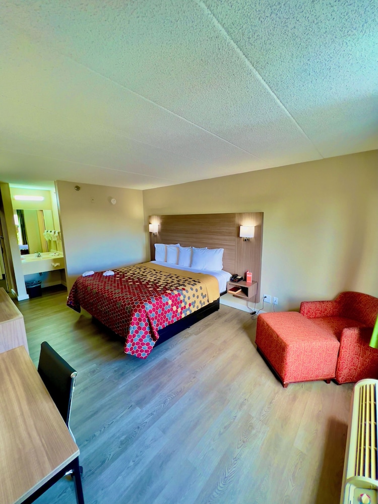Standard Room, 1 King Bed, Non Smoking - Photo 2