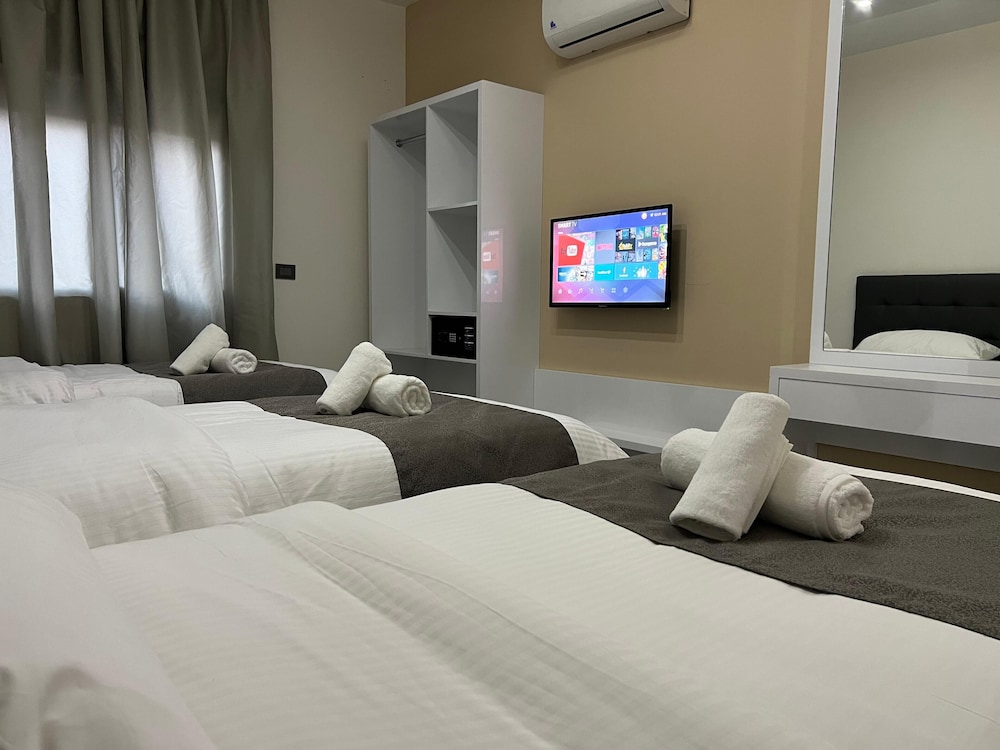 Junior Suite, 3 Twin Beds - Photo 1