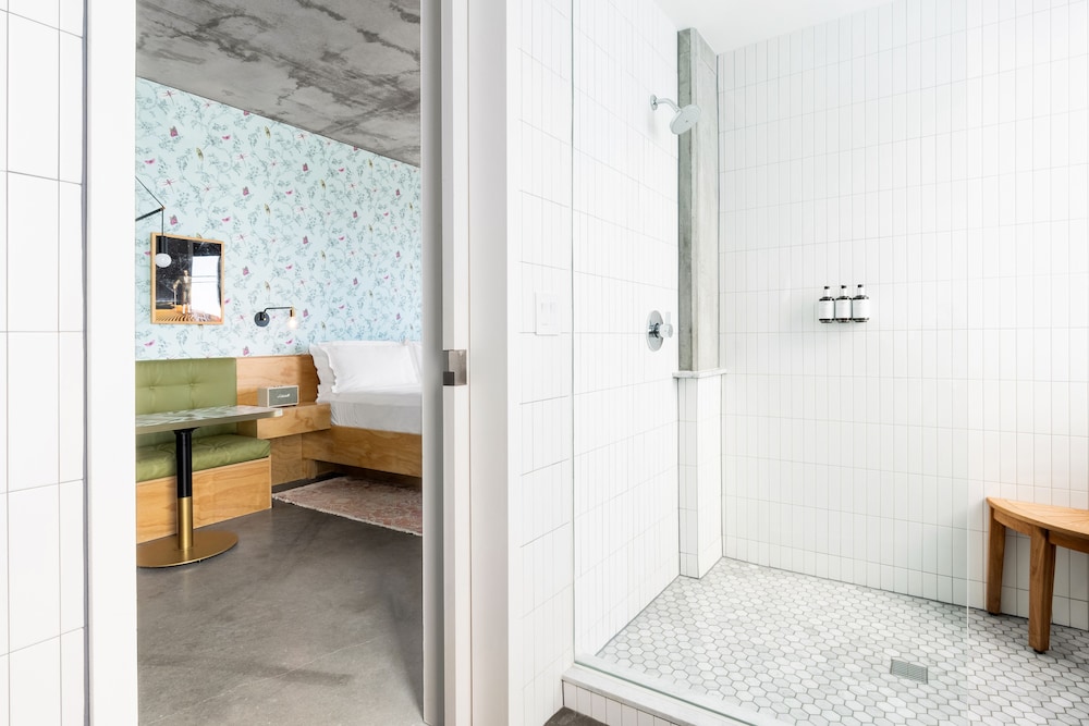 Room, Corner - Photo 8