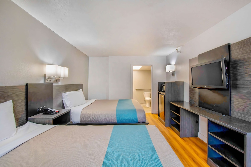 Deluxe Room, 2 Queen Beds, Smoking, Refrigerator & Microwave photo 2