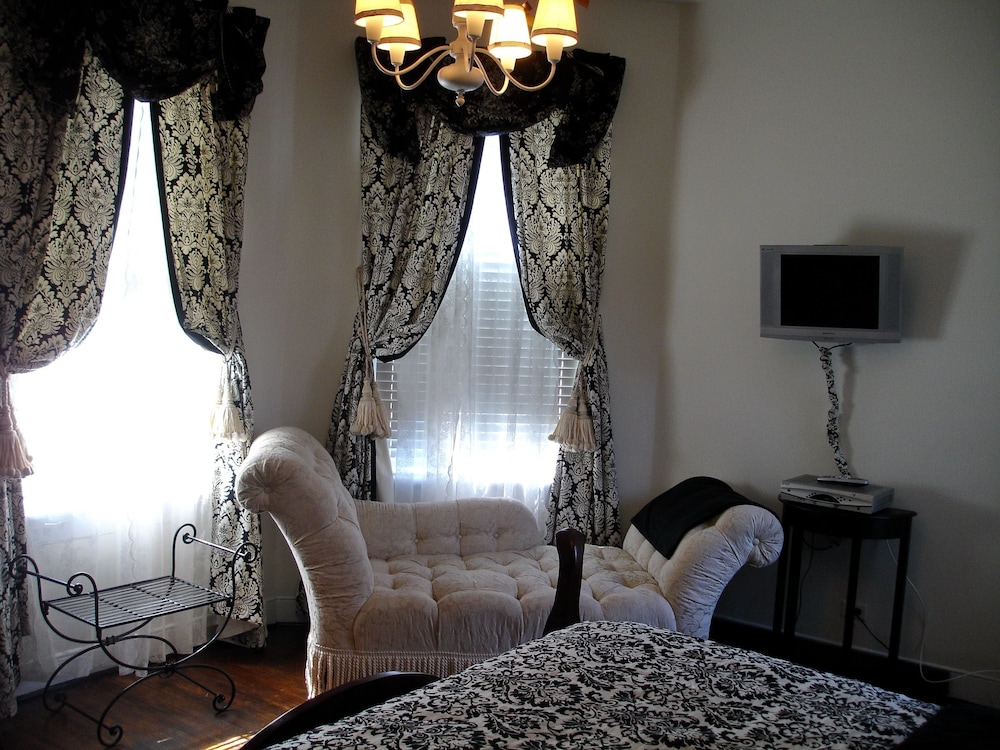 Comfort Room, 1 King Bed, Ground Floor (Black Walnut Room) photo 1