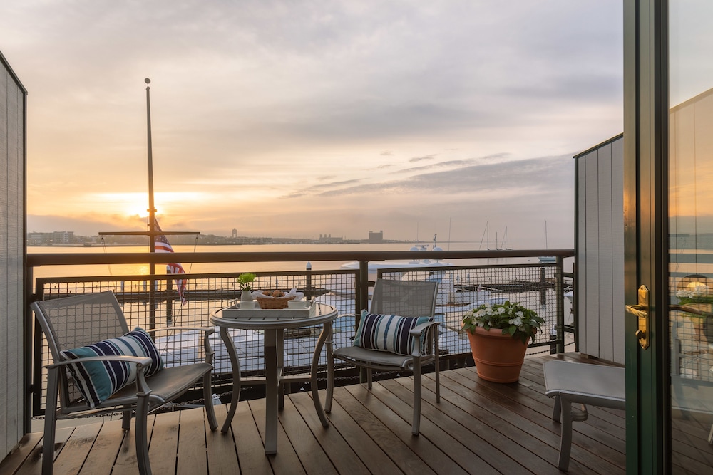 Superior King with Balcony, Harbor View photo 2