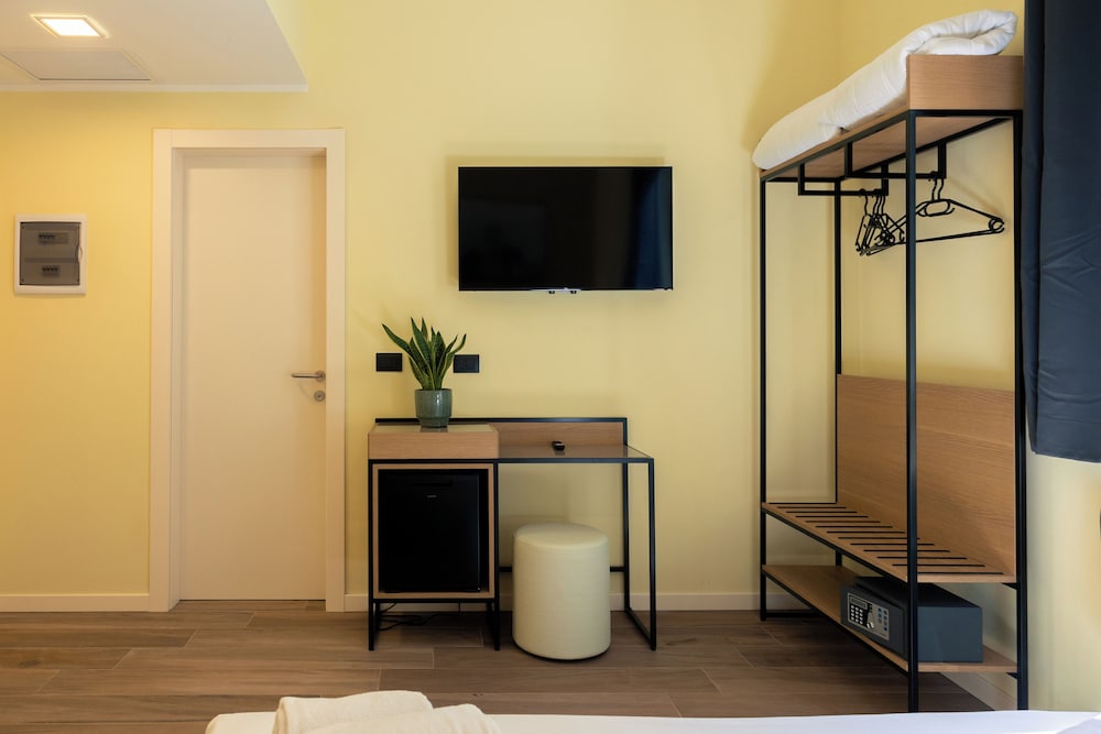 Economy Double Room, 1 Bedroom, Ensuite (French bed) photo 3