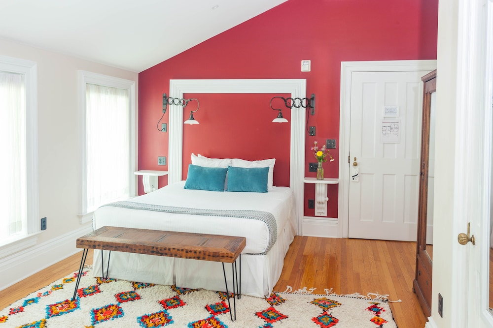 201 - Red Queen Room