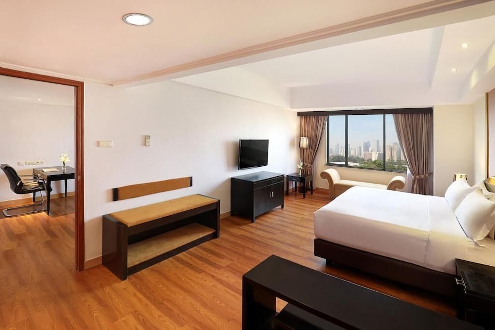 Executive Suite, City View