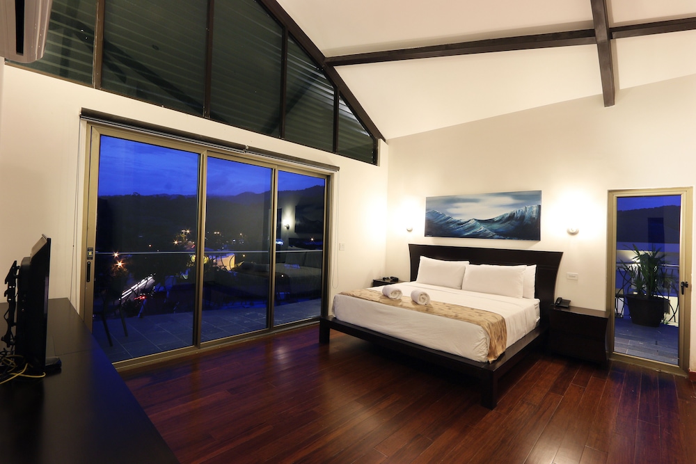 Antarctic Ocean Penthouse, 6 Bedrooms, 5.5 Bathrooms, Kitchen & 2 Plunge Pool