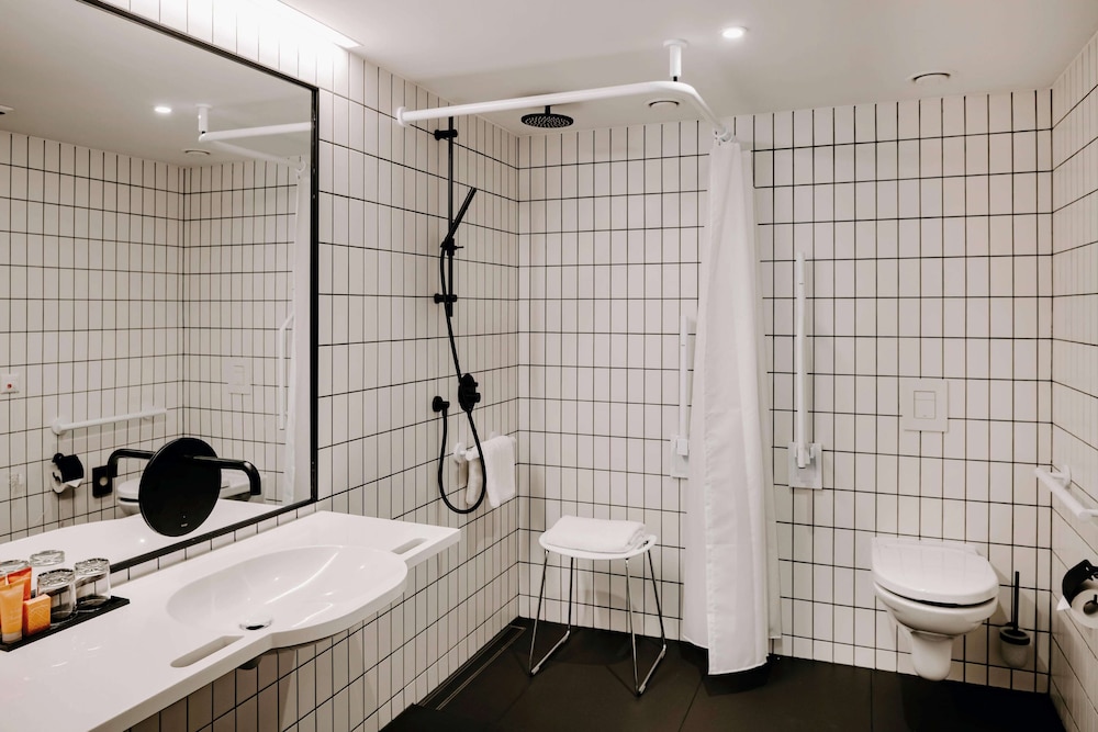 Room, Accessible photo 3