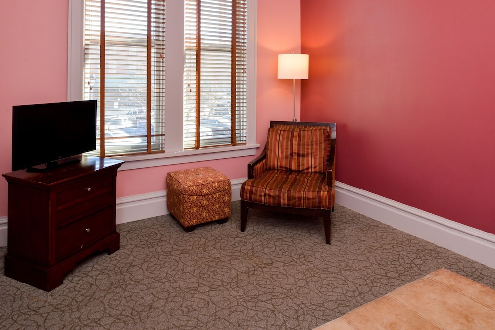 King Parlor Suite - Photo 3