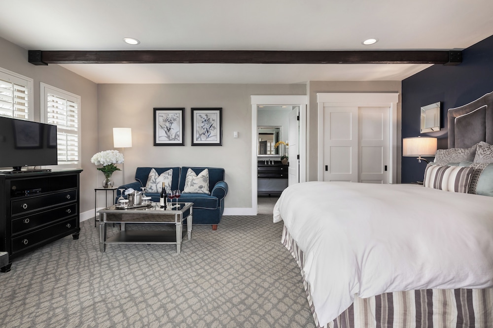 Deluxe Room, 1 King Bed, Jetted Tub - Photo 3