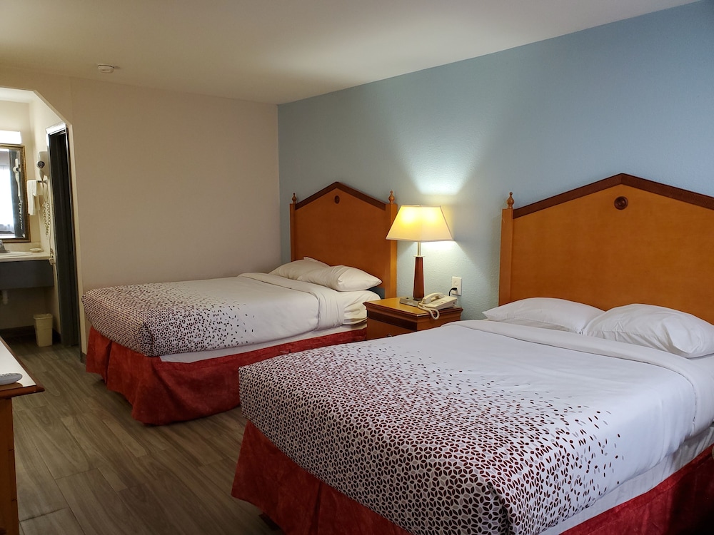 Queen Room (2 queen beds) photo 1