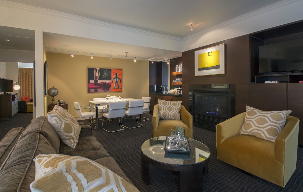 Suite - Photo 1