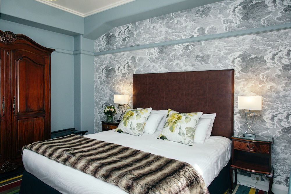Suite, 1 King Bed, Partial Ocean View photo 1