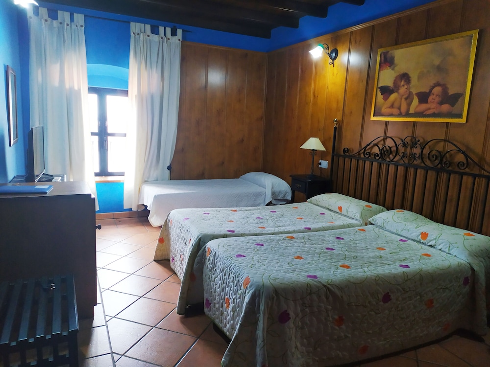 Double Room (2 adults + 1 child) photo 3