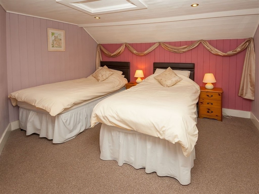 Double or Twin Room, Ensuite (Victory)