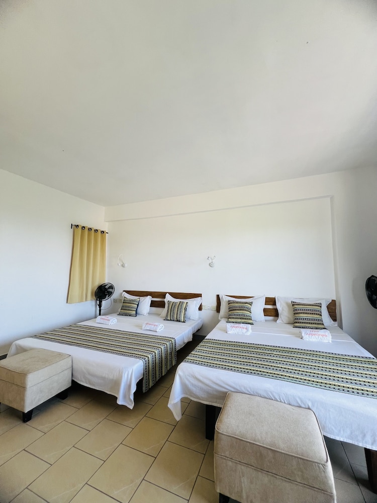 Family Room, Multiple Beds, Mountain View photo 3