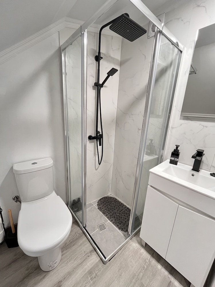 Double Room, Private Bathroom - Photo 2