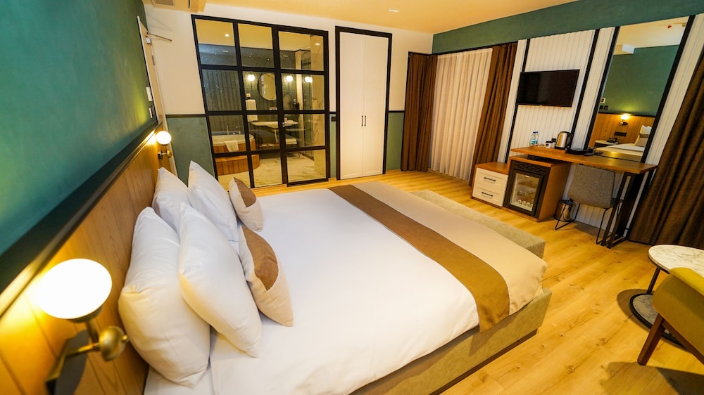 Deluxe Triple Room, Jetted Tub