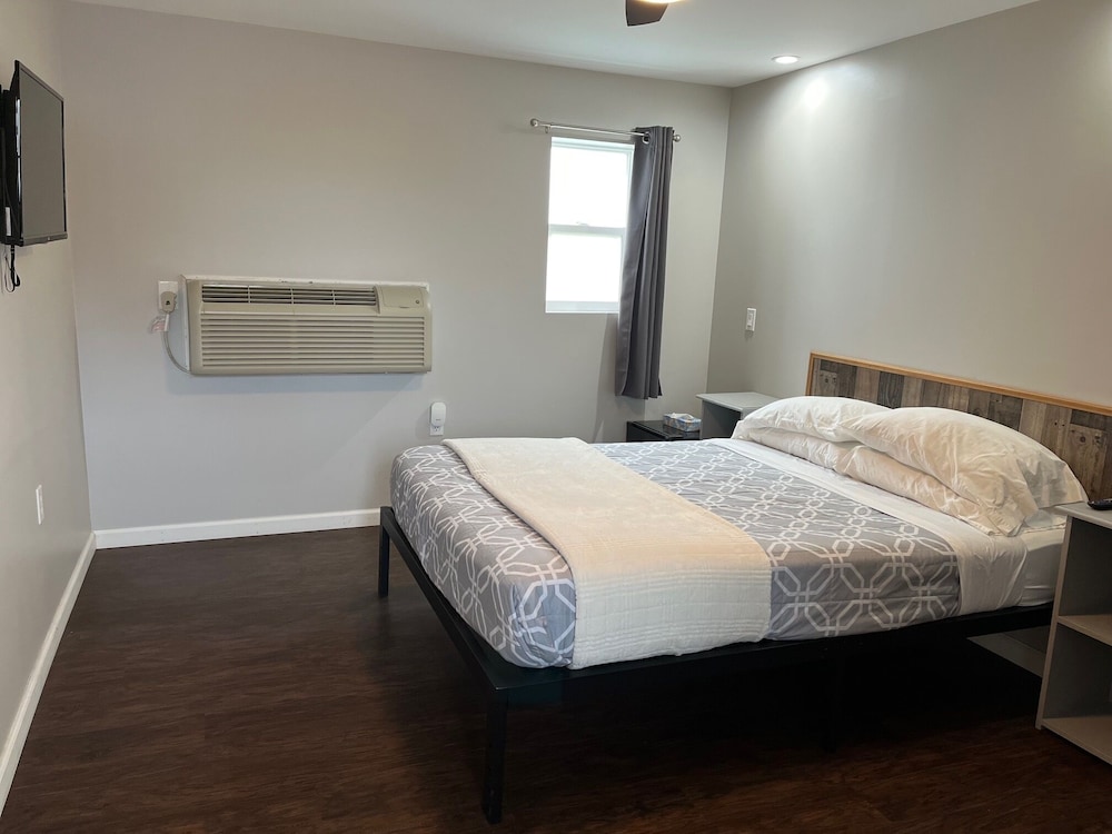Room, 1 Queen Bed, Accessible (Roll-in Shower) photo 1