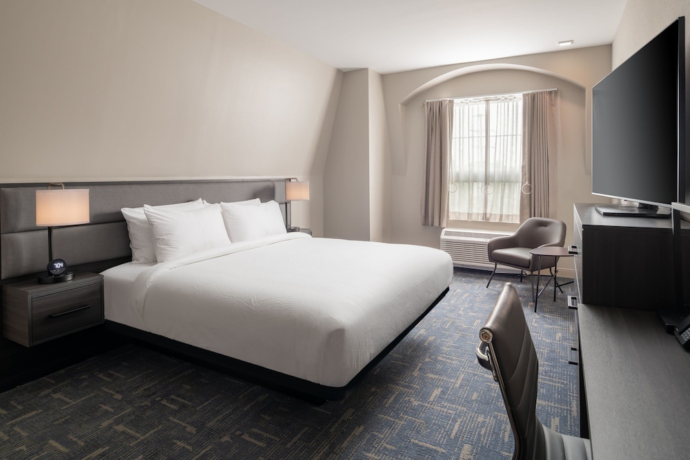 Standard Room, 1 King Bed - Photo 1