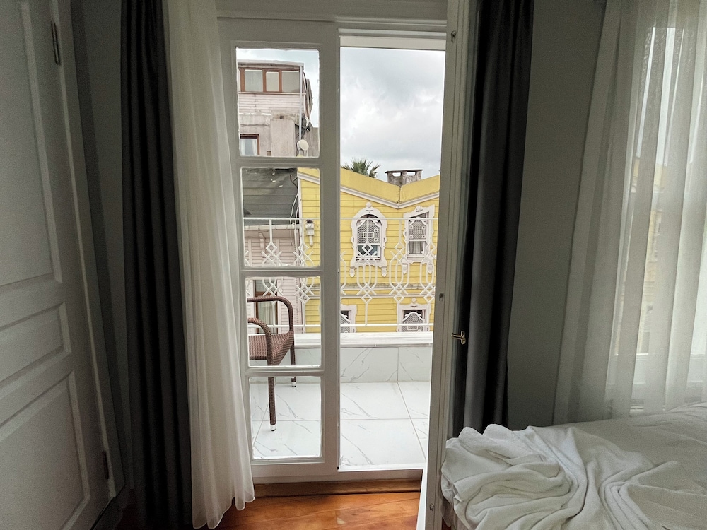 Triple Room, Balcony, City View photo 3