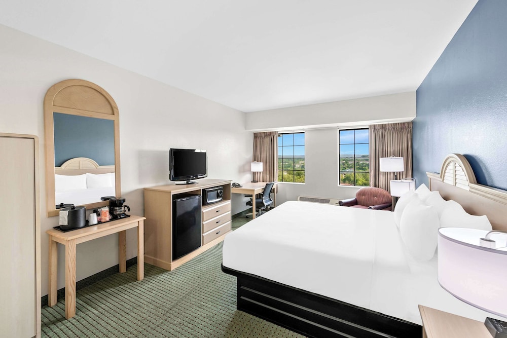 Suite, 1 King Bed, Non Smoking (Upgrade) - Photo 3